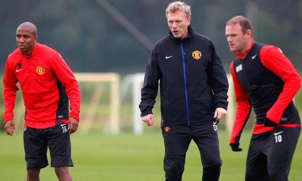 Ashley Young (L), Wayne Rooney (D) i David Moyes