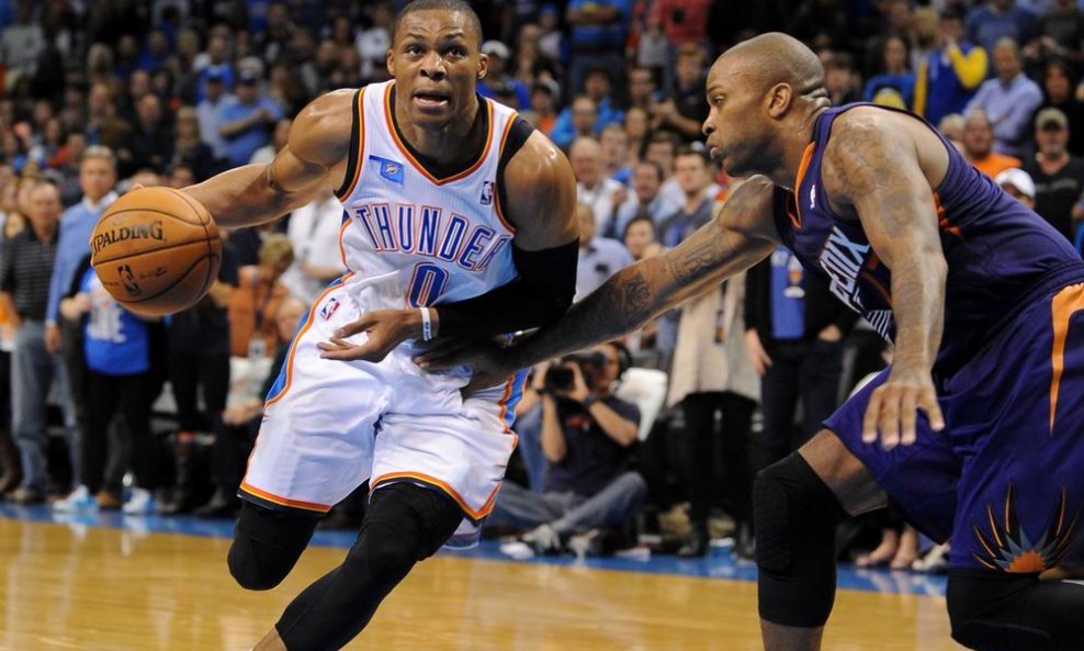 Russell Westbrook (u bijelom dresu) i P.J. Tucker (17)