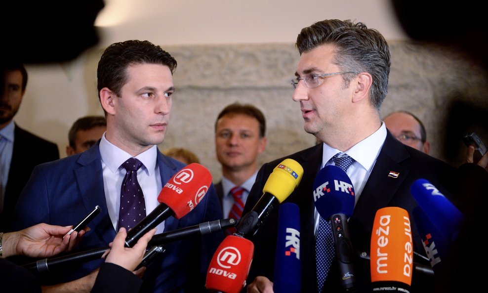 Božo Petrov i Andrej Plenković se gledaju