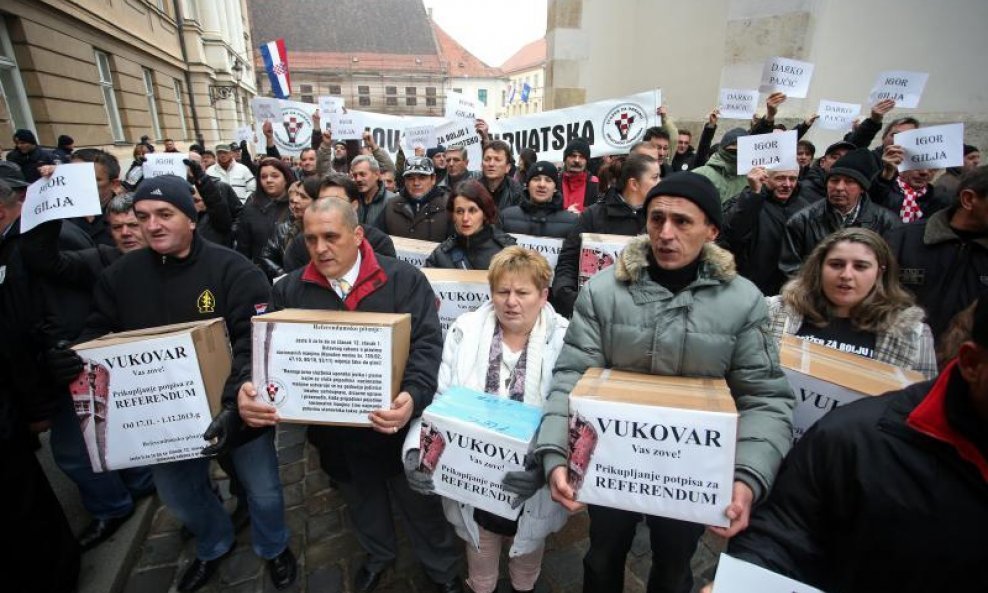Stožer za obranu Hrvatskog Vukovara predaje potpise za referendum  (8)