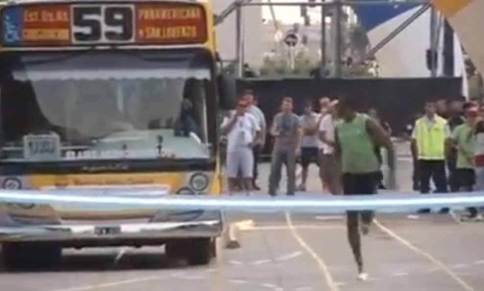 Usain Bolt u utrci s autobusom