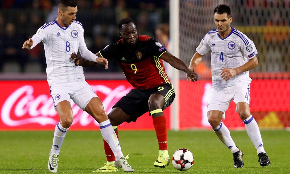 Romelu Lukaku između Harisa Medunjanina i Emira Spahića