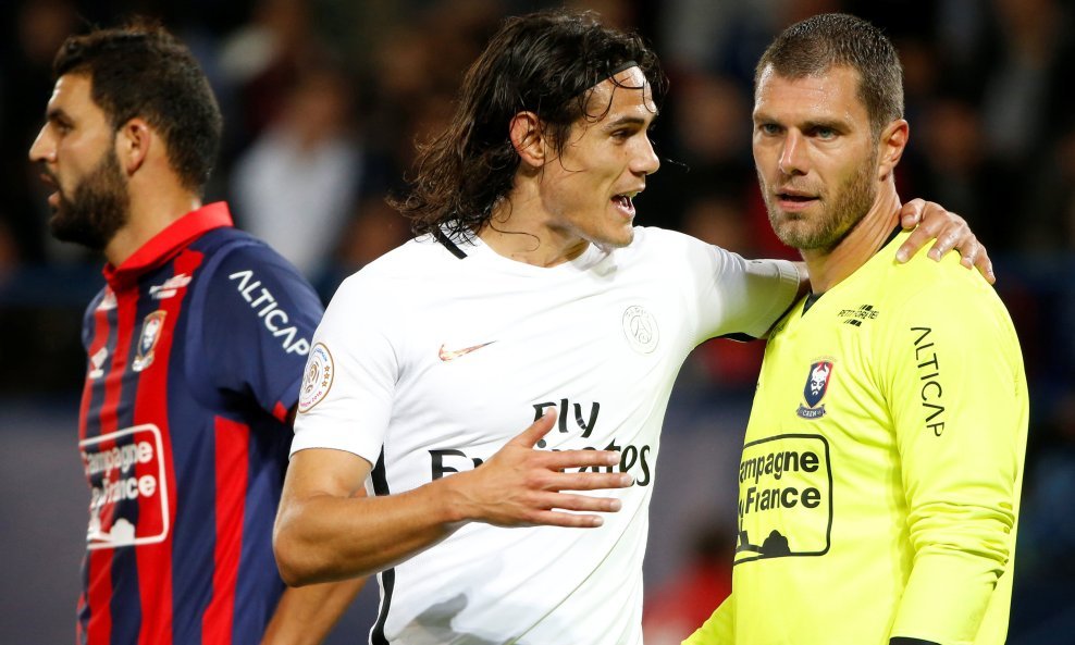 Edinson Cavani (PSG) i Remy Vercoutre (Caen)