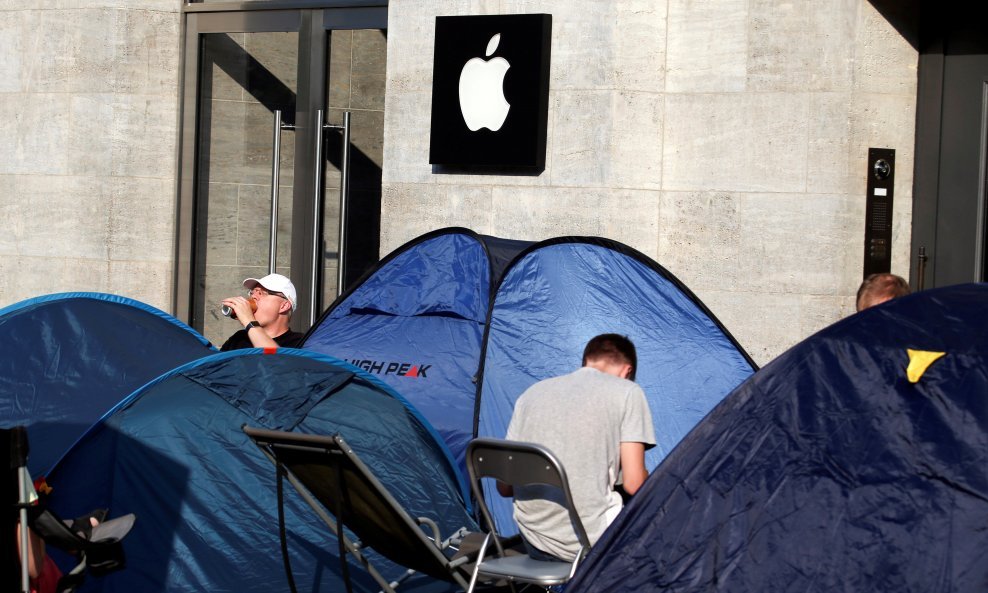 Potrošači kampiraju pred Apple trgovinom u Berlinu, 12. rujna