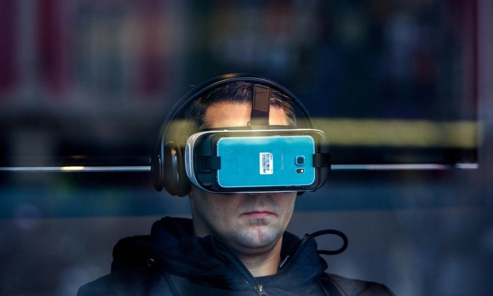 muškarac pametni telefon smartphone samsung gear