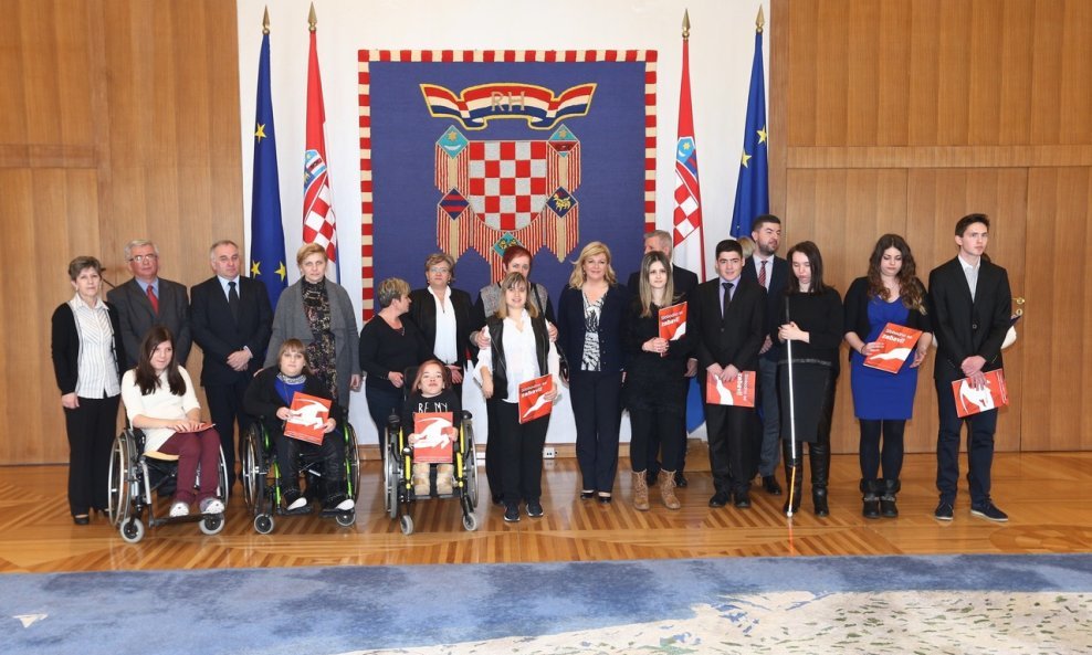 Predsjednica Kolinda Grabar-Kitarović s stipendistima humanitarne akcije...