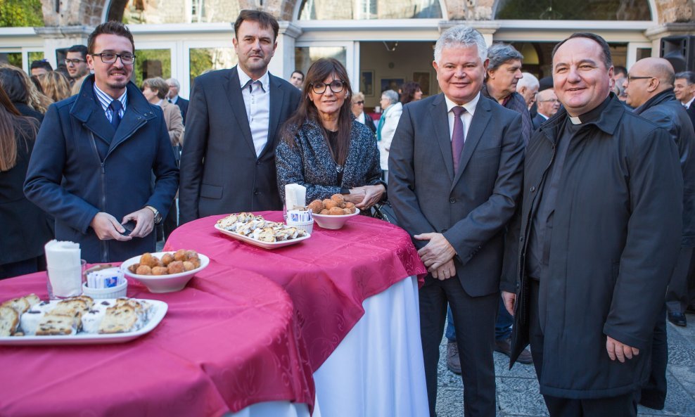 Tatjana Šimac Bonačić i Andro Vlahušić (u sredini) na prijemu povodom sv. Vlaha kod biskupa Uzinića