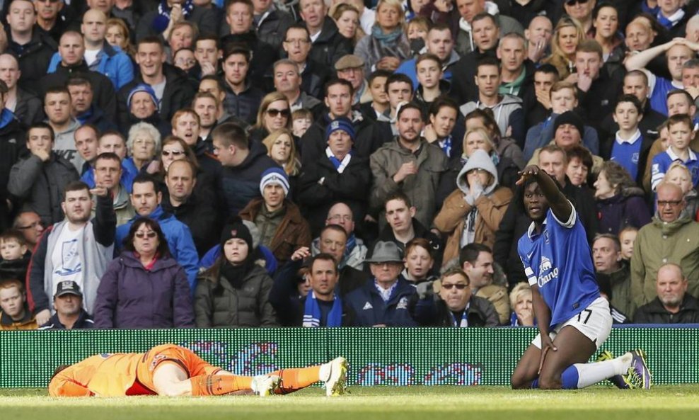 Hugo Lloris (L) i Romelu Lukaku