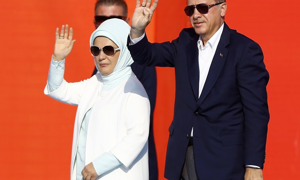 Tayyip Erdogan sa suprugom Eminom Gulbaran
