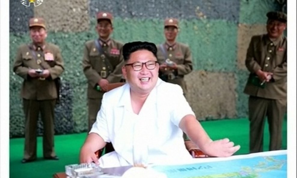 Kim Jong Un nadzire lansiranje raketa