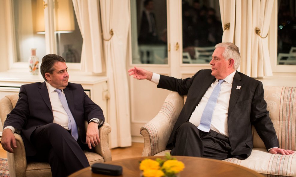 Sigmar Gabriel i Rex Tillerson