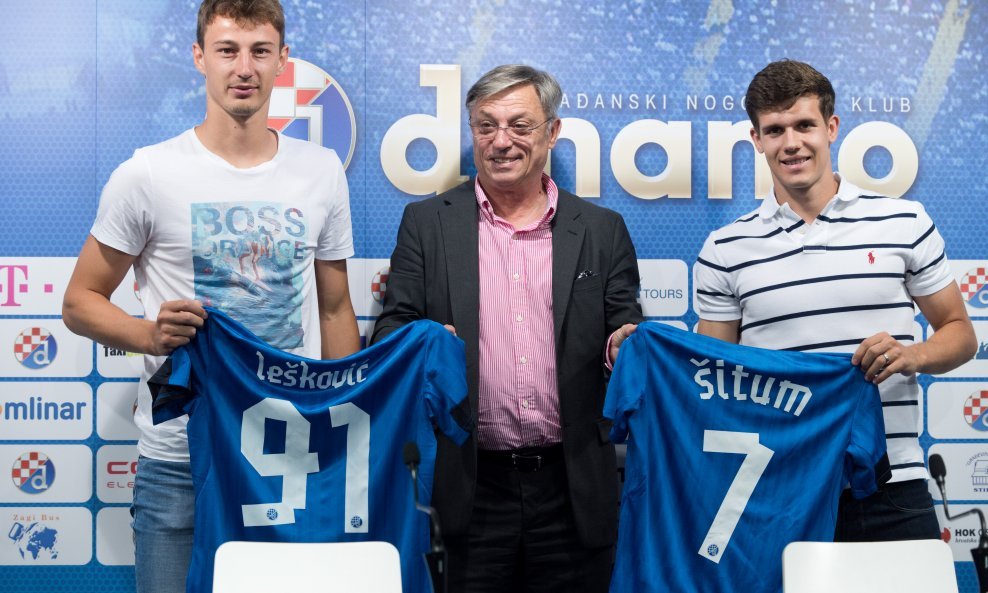 Na konferenciji za medije trenera Dinama Zlatka Kranjčara predstavljeni su i novi igrači kluba, Marko Leškovic i Mario Šitum