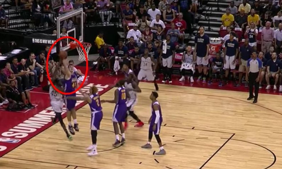 Ivica Zubac Lakers prva blokada u NBA dresu
