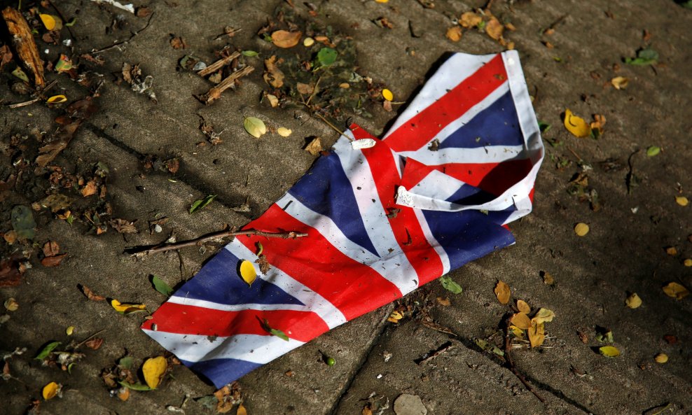 brexit britanska zastava pogažena