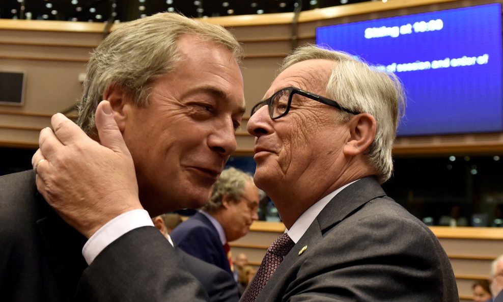 Mediji su ovaj srdačan pozdrav zagovornika brexita Nigela Farage-a i europskog premijera Jeana Claude Junckera naslovili ljubav i mržnja u EU