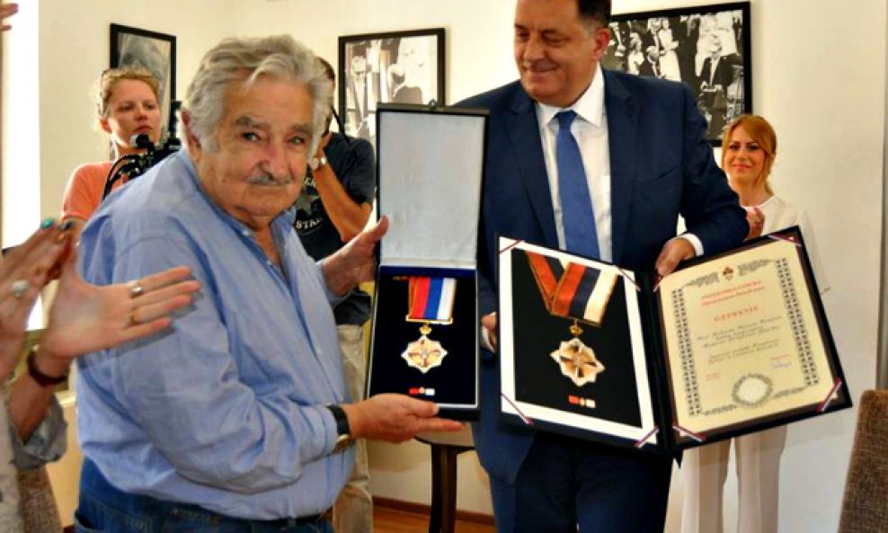 Mujica prima odlikovanje od Dodika