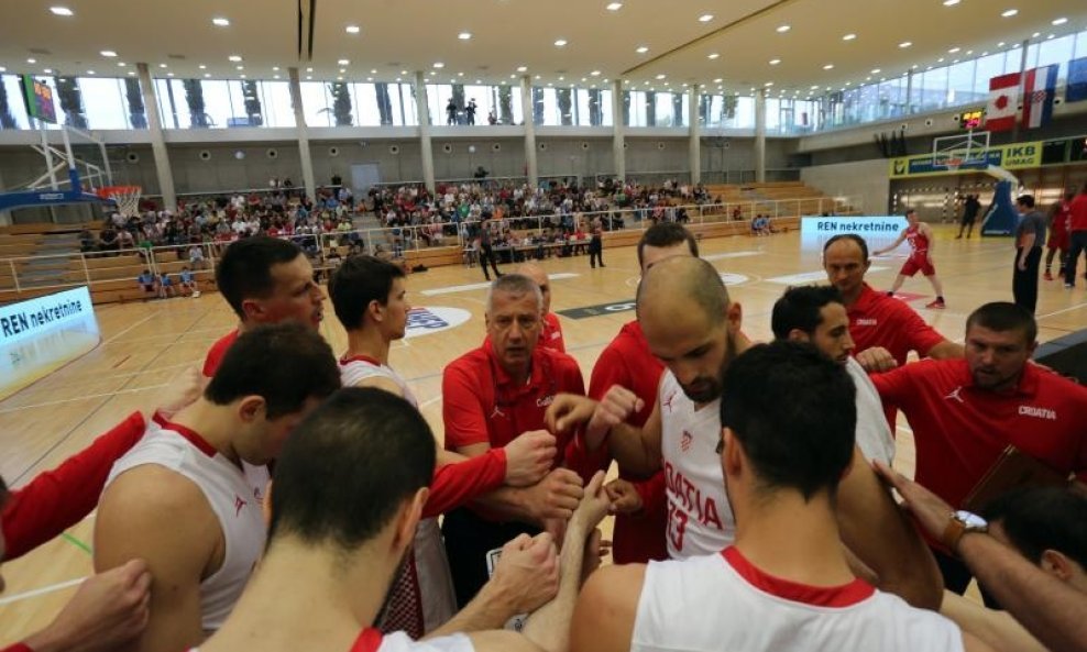 Aleksandar Petrović i košarkaši