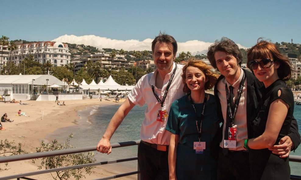 Miroslav Sikavica u Cannesu s producentima filma Borisom T. Matićem, Lanom Ujdur i scenaristicom Marijom Šimoković Sikavica 