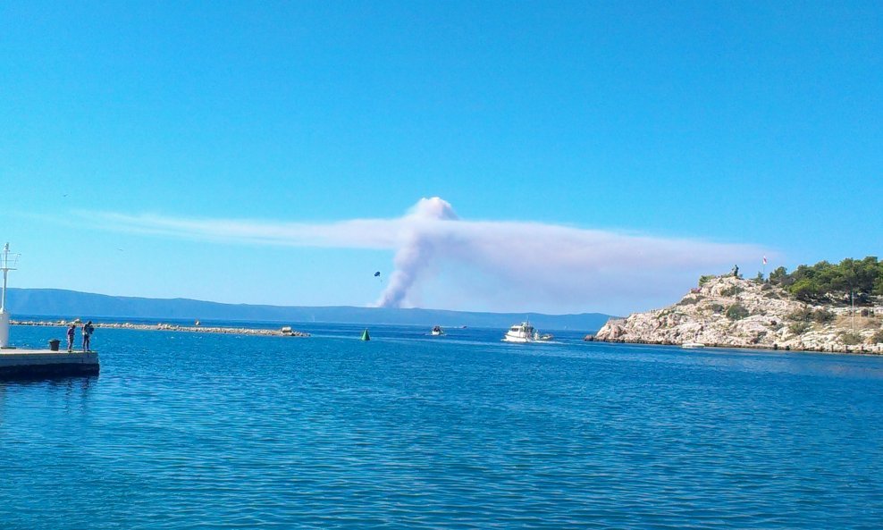 Požar na Hvaru, snimljen iz Makarske / Ilustrativna fotografija