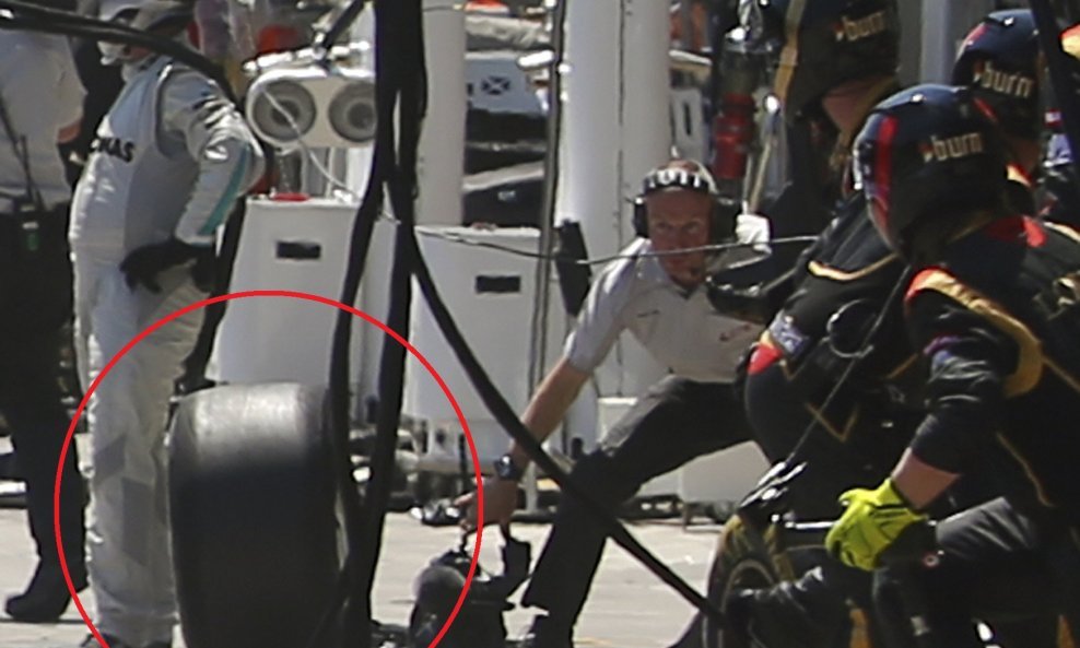 Snimatelj prema kojem ide kotač F1 bolida