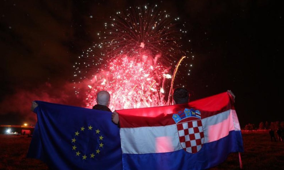 Vatromet i zastave, proslava ulaska u EU
