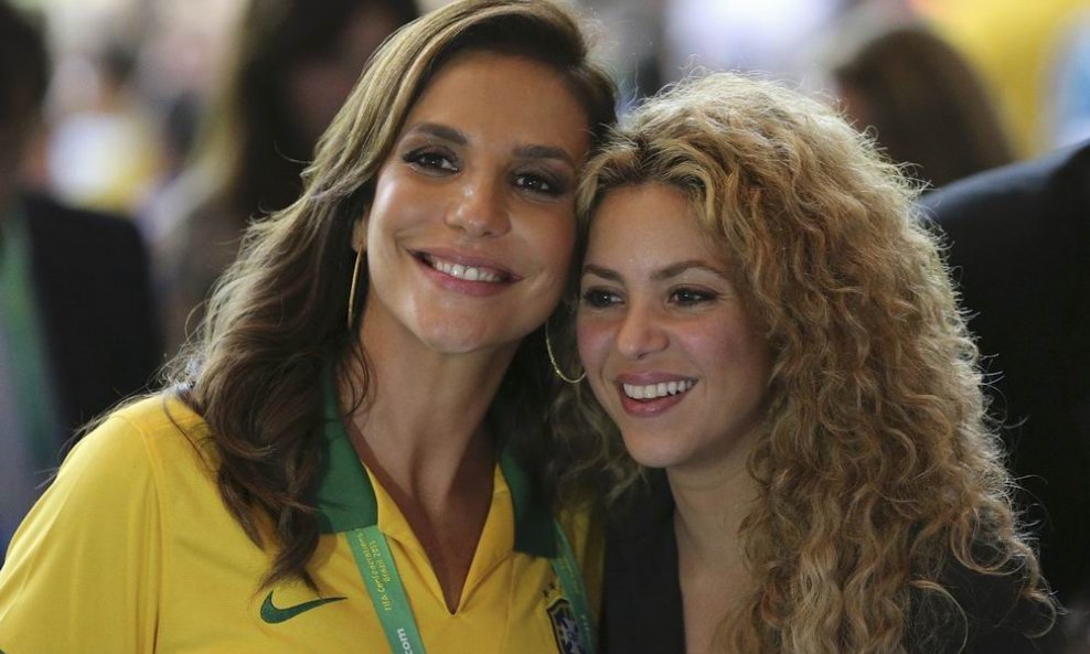 Shakira (desno) i Ivete Sangalo