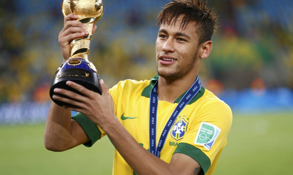 Neymar s trofejom Kupa Komfederacija