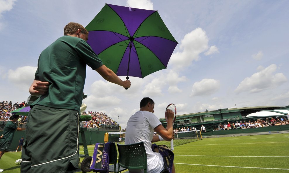 Bernard Tomic ona terenu u Wimbledonu