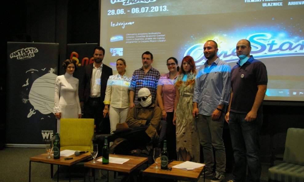 Predstavnici festivala i gl. pokrovitelja te kostimirani likovi