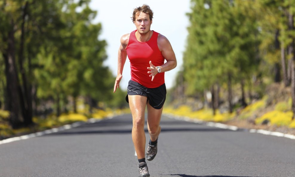 muškarac dres atletičar sportaš