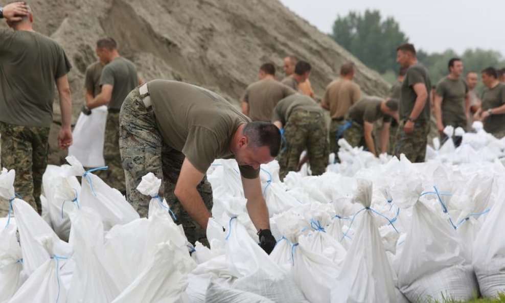 Osječani grade nasipe protiv poplave (6)