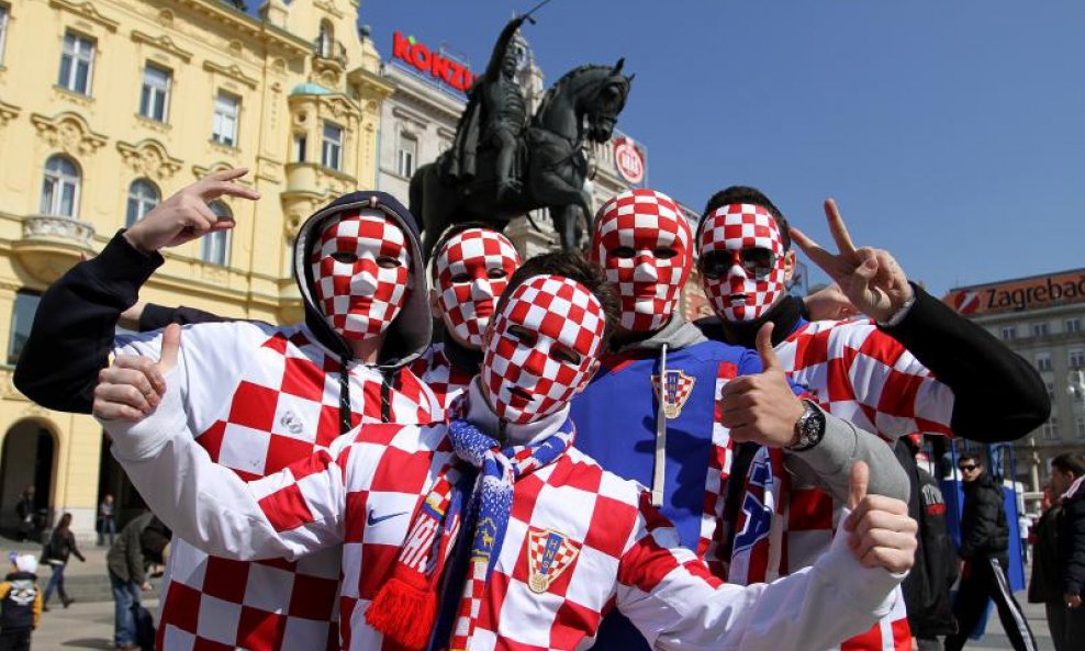 Hrvatske navijačice prije utakmice Hrvatska - Srbija (5)