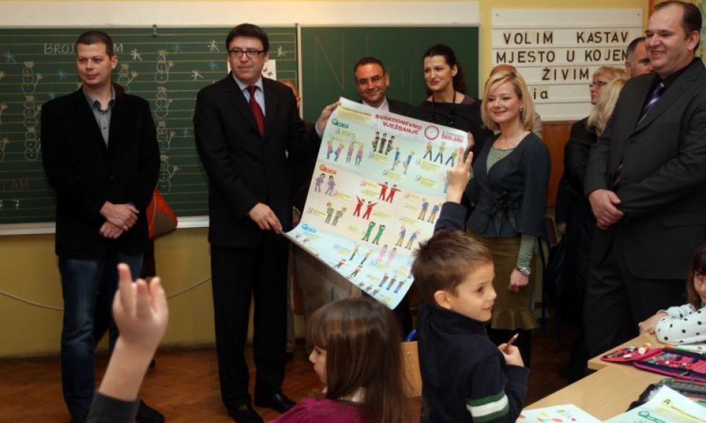 Ministar obrazovanja Željko Jovanović u školi Milan Brozović predstavlja Zdravstveno obrazovanje djeci  (10)