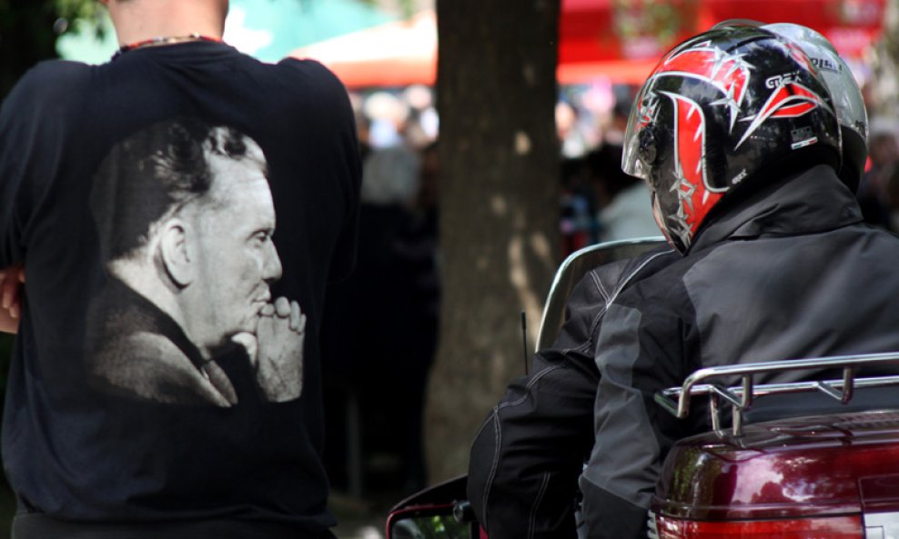 (14) Tito i motorist