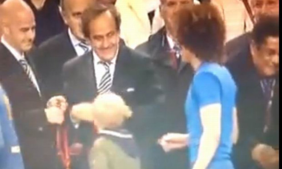 Dječak na dodjeli medalja