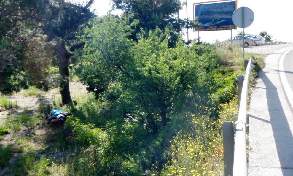 Motociklist sletio  s ceste na ulazu u Makarsku 2