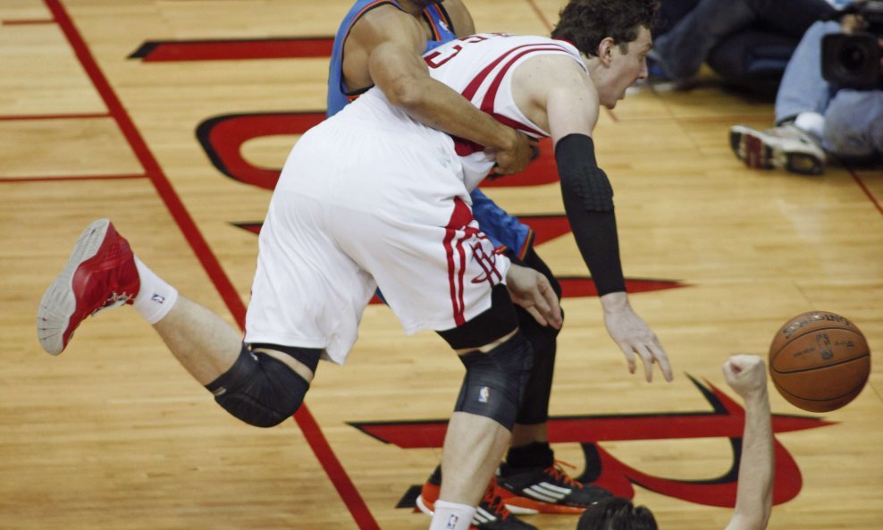 Derek Fisher i Omer Asik