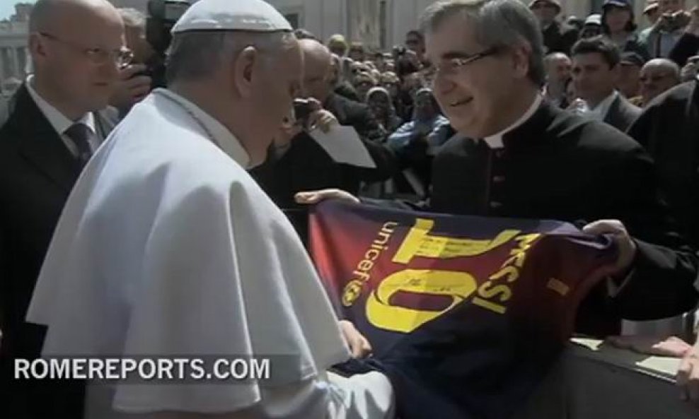 Papa Franjo s Messijevim dresom