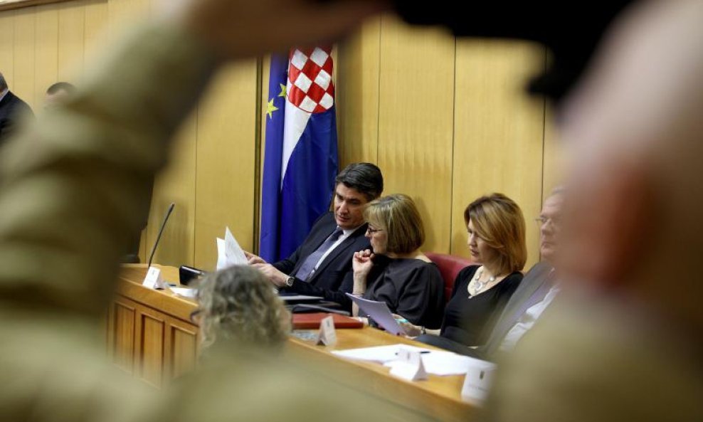 Aktualni sat u Saboru