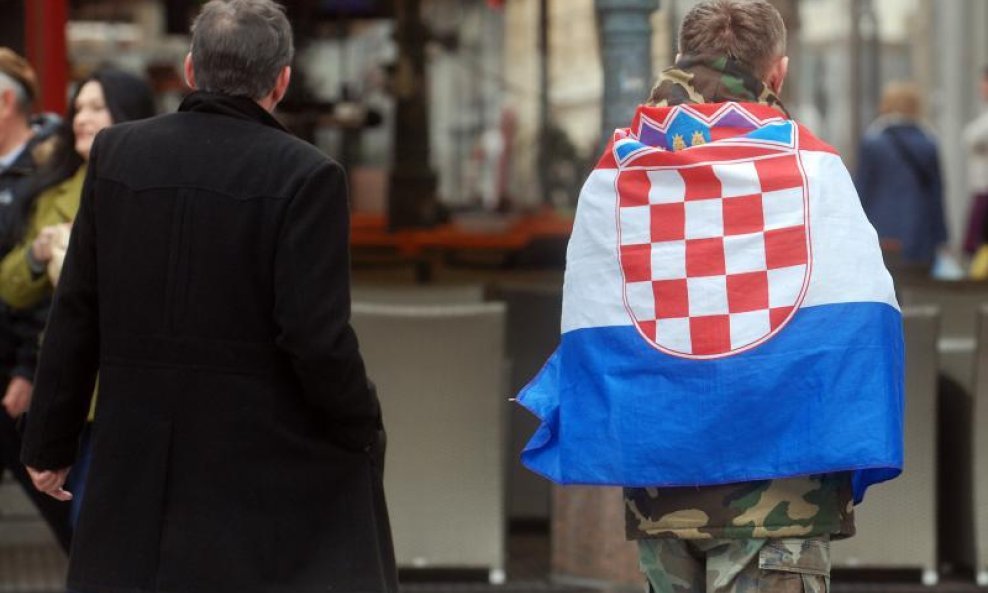 prosvjed hrvatska zastava ćirilica