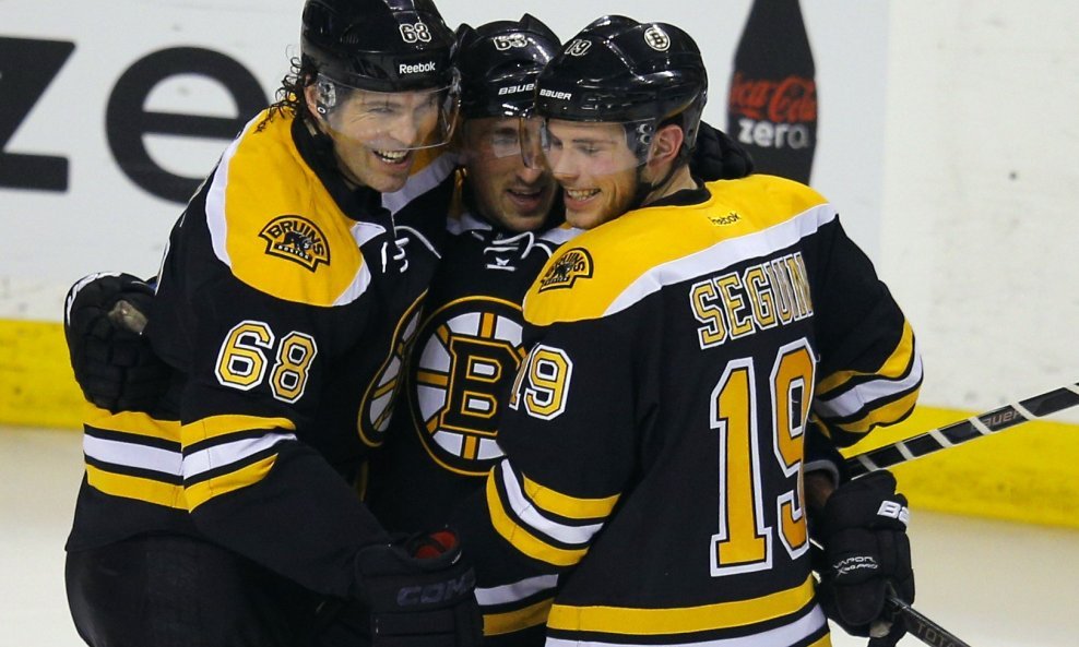 Jaromir Jagr u zagrljaju suigrača iz Bostona