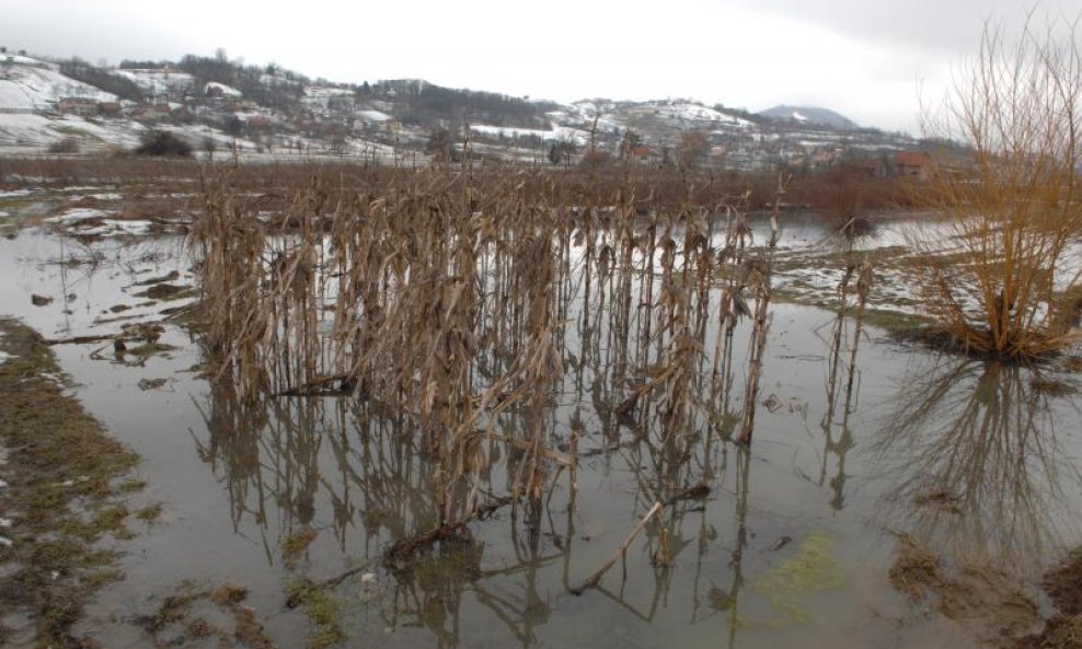 poplavljena oranica njiva pod vodom