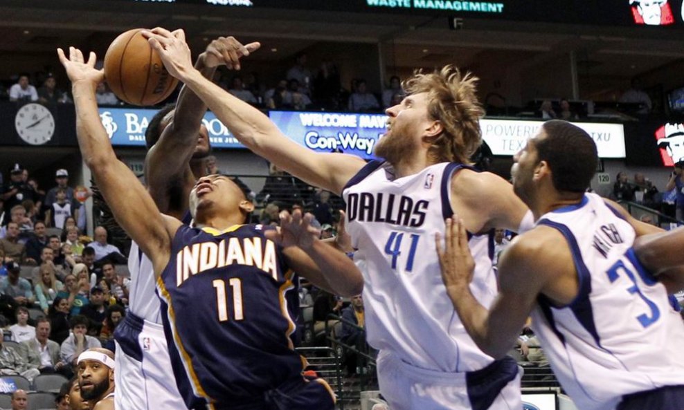 Dirk Nowitzki blokira Orlando Johnson