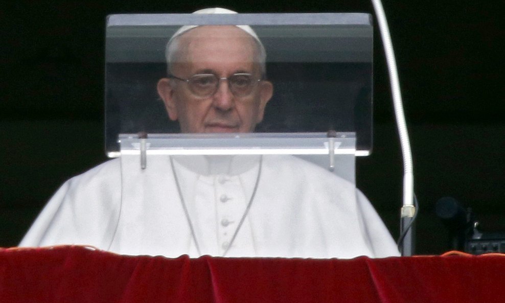 Papa Franjo s prozora svog apartmana odlična