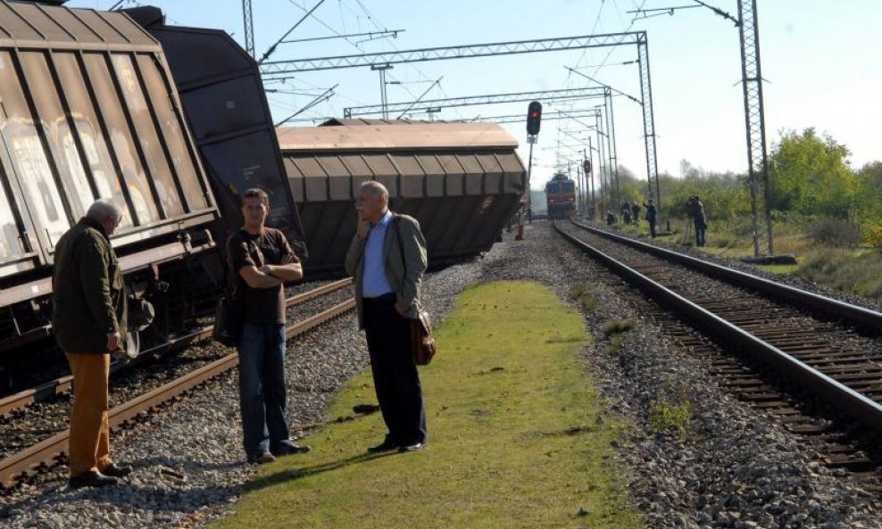 Iz tračnica iskočilo 12 vagona teretnog vlaka (1)