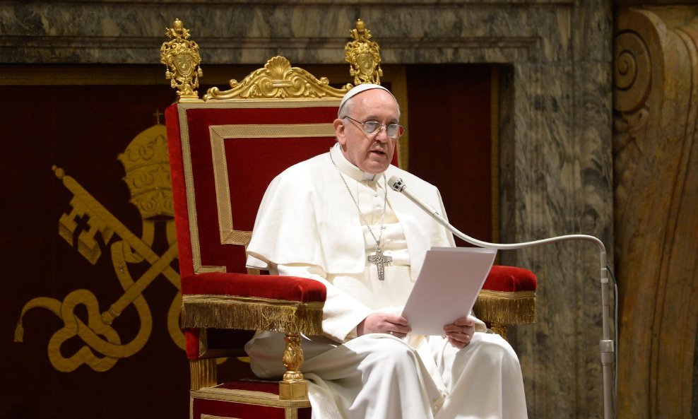Papa Franjo poručio: Stariji bi trebali manje raditi kako bi otvorili prostor za mlade generacije