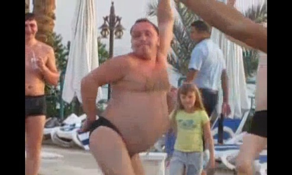Debeli plesač u kupaćim gaćicama je pravi hit