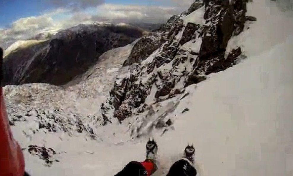 Pogledajte uznemirujući pad s planine snimljen s kamerom s kacige