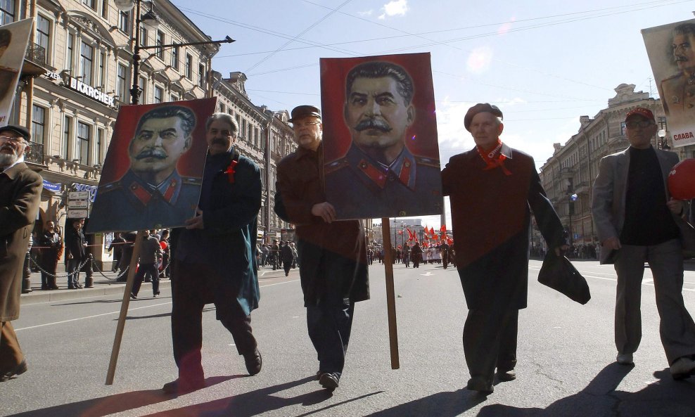 Prosvjednici nose slike Staljina u Sankt Peterburgu