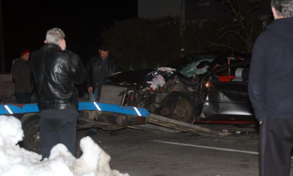 prometna nesreća smrskani auto